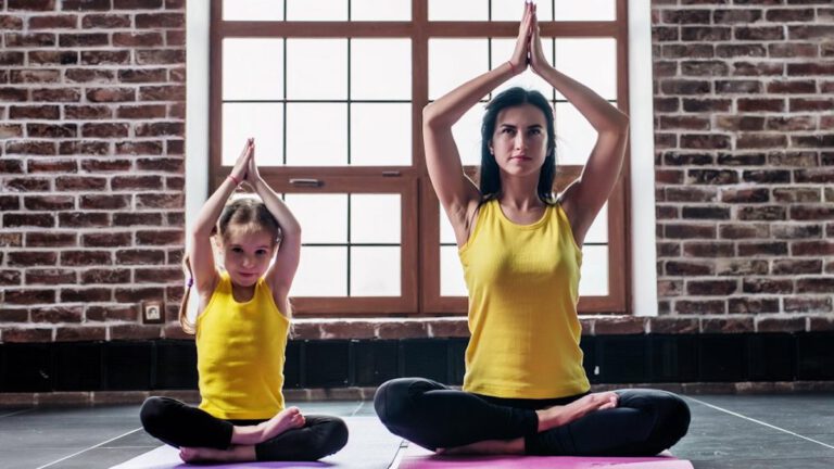 Quelques étirements de Yoga matinaux simples pour bien commencer la journée