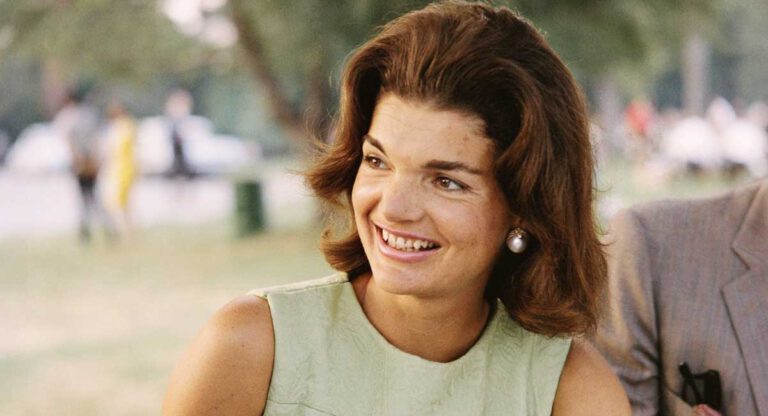 Anti-âge  découvrez ce que Jackie Kennedy faisait chaque soir pour éviter les rides