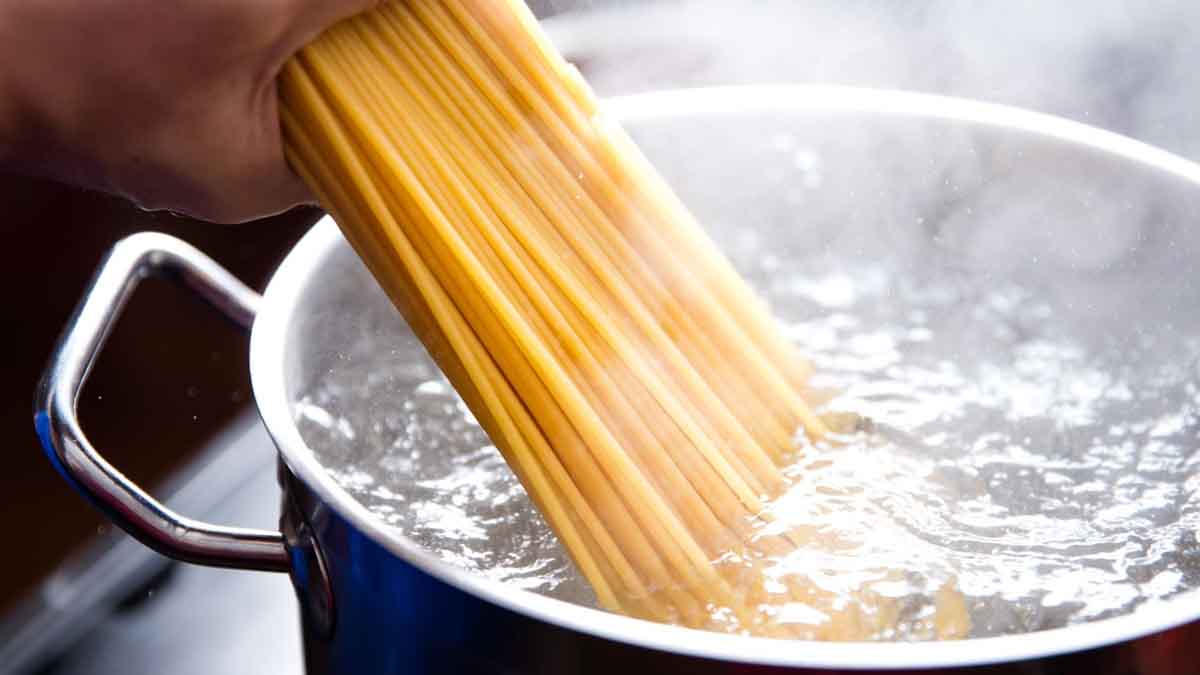 Découvrez 5 vertus insoupçonnées de l'eau de cuisson des pâtes, ne la jetez plus!