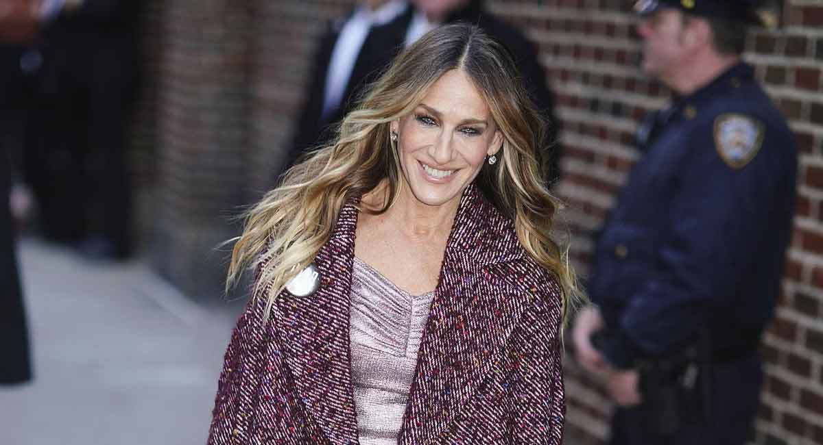 Sarah Jessica Parker choisit cette astuce coiffure qui rajeunit