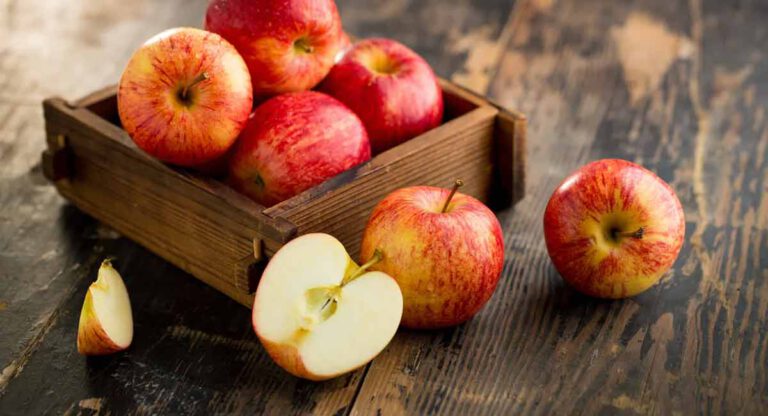 Elle fait ses courses chez Lidl, ce qu’elle va découvrir dans ses pommes la dégoute à jamais