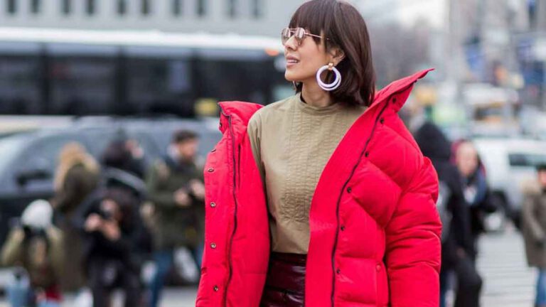 Nathalie Lecoultre au top de la tendance en doudoune XXL et boots stylés, un look idéal pour cet hiver