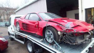 La Ferrari Testarossa  finit sa course dans la vitrine d’un magasin…