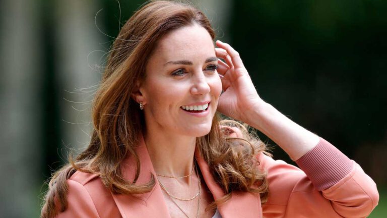 Kate Middleton de sortie  la duchesse en look de working girl pour un drôle d’atelier cuisine