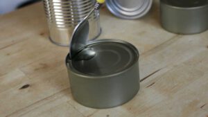 L’astuce ingénieuse et parfaite pour ouvrir une boite de conserve sans ouvre-boite