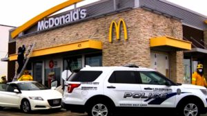 Un enfant de 4 ans tire sur la police sur le parking de McDonald’s pour obéir à son père