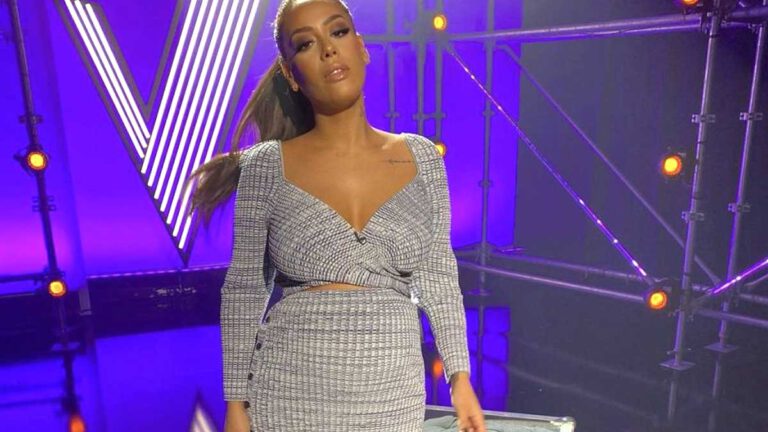 Amel Bent enceinte, ravissante en robe transparente sur The Voice