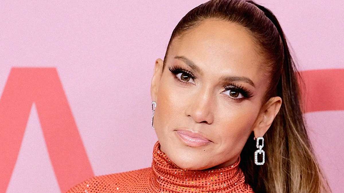 Jennifer Lopez au naturel à 52 ans  elle dévoile son secret pour avoir une peau parfaite