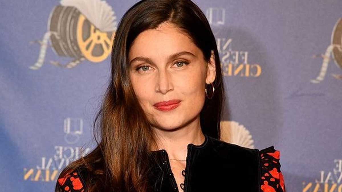 Laetitia Casta renversante dans cette robe à col bardot idéale pour toutes les morphologies