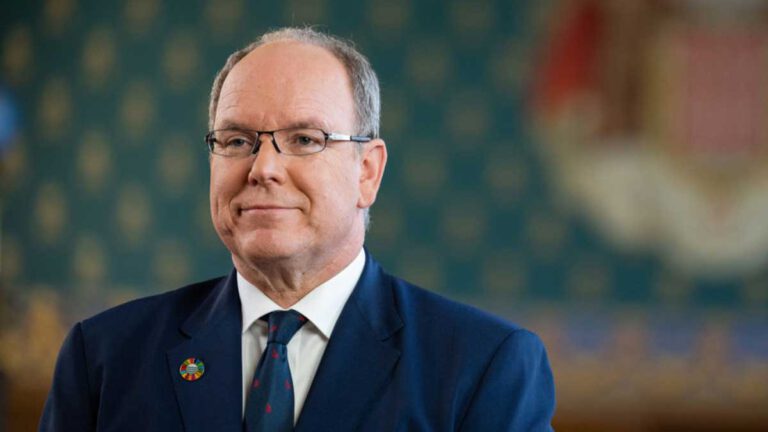 Prince Albert II  cette photo du prince en étonnante compagnie interpelle la Toile