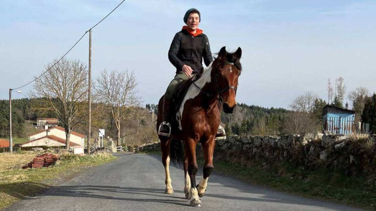 Prix des carburants  Il se rend au travail à cheval pour réduire sa facture