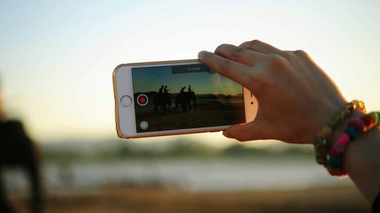 Alerte : étaler vos vacances sur les réseaux sociaux peut vous coûter très cher !