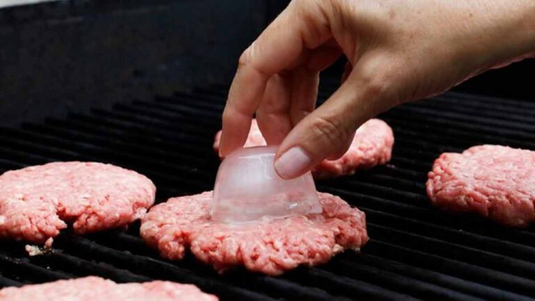 Découvrez pour quelle raison il faut toujours rajouter un glaçon sur son steak haché pendant la cuisson !