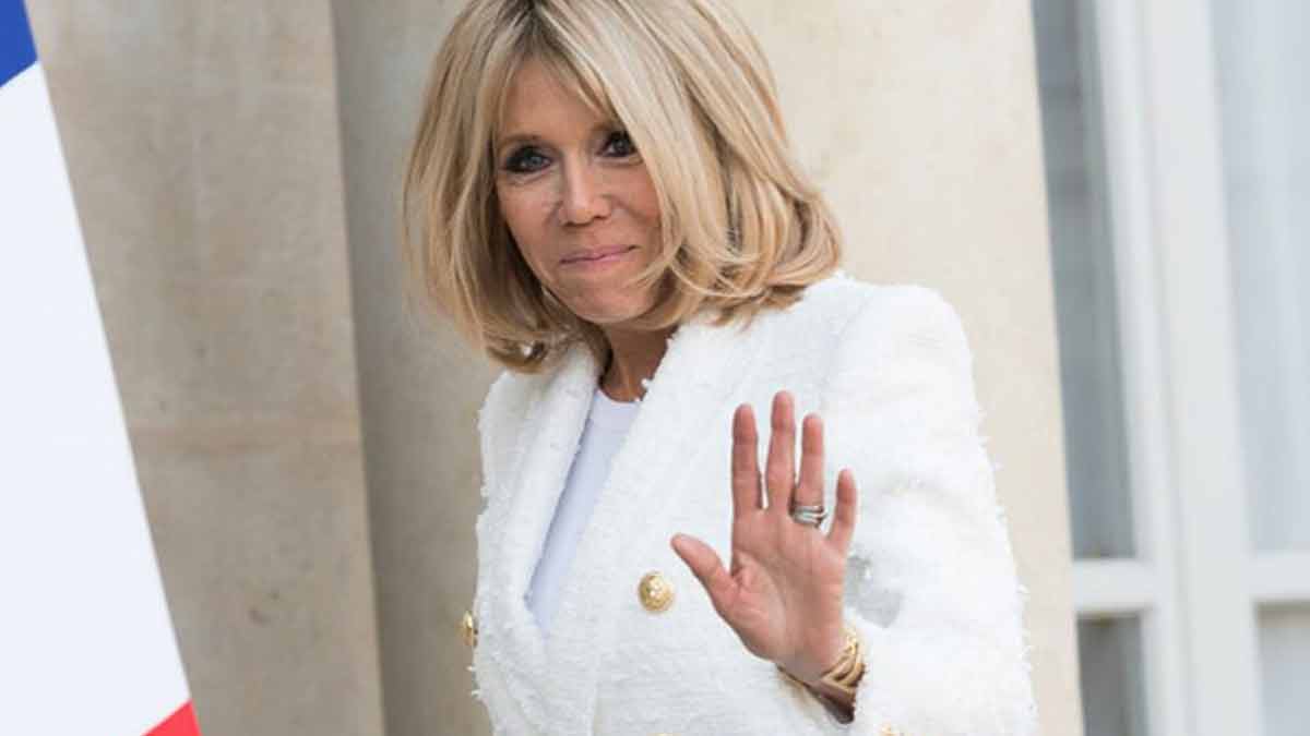 Brigitte Macron ne quitte plus ces baskets chics très tendance d’une marque française encore peu connue