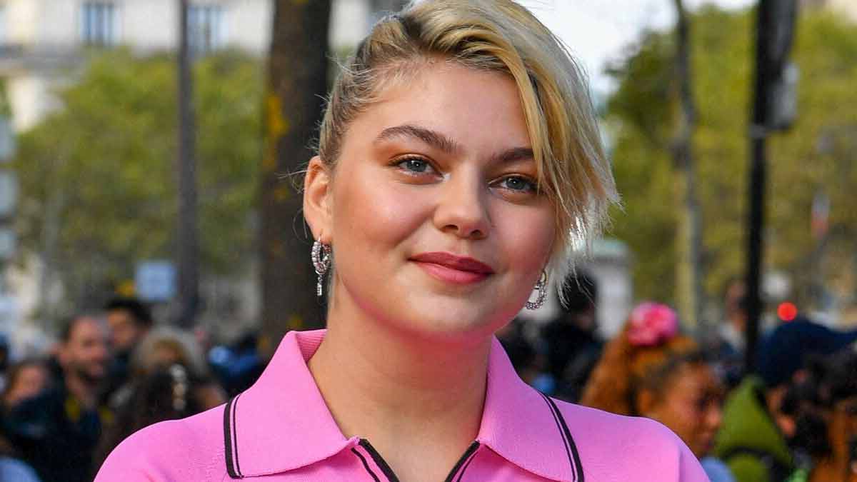 Louane en mini jupe vinyle et collant résille, top dentelle elle charme la Toile avec son look glamour !