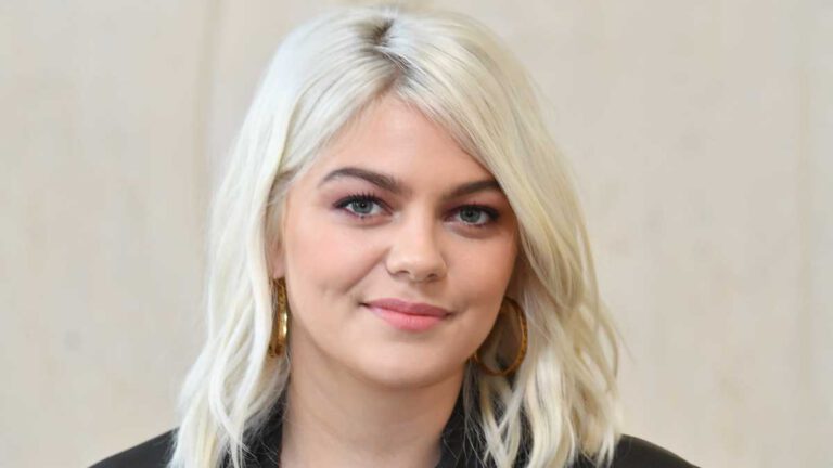 Louane sous-vêtement moulant et mini jupe, la chanteuse lutte contre les ignobles critiques son physique !