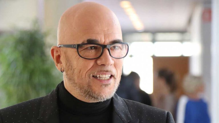 Pascal Obispo découvrez son jardin secret, sa maison de folie au Cap-Ferret, de quoi fasciner !