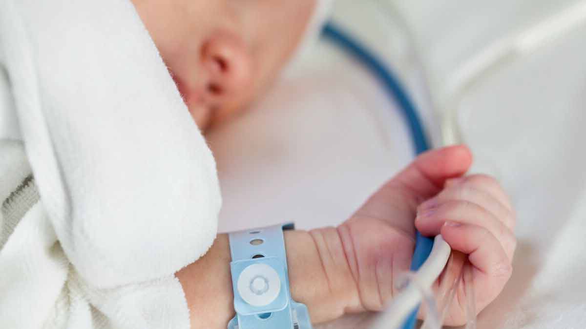 Un bébé de 7 mois défiguré à cause de « morsures humaines » : ses parents mis en garde à vue !