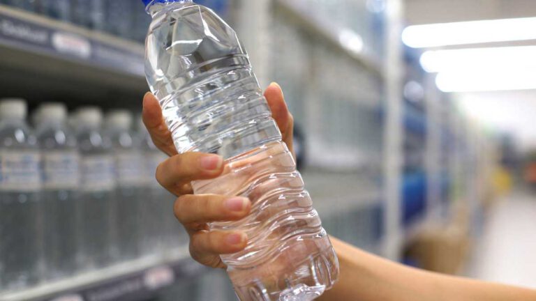 Bouteilles d’eau introuvables dans les supermarchés : les vraies raisons révélées