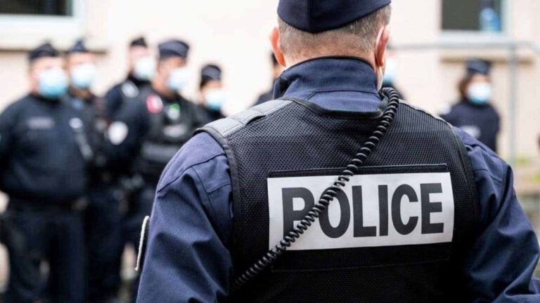 Elle salue un policier tous les jours, il fouille sa maison et fait une intriguante découverte !