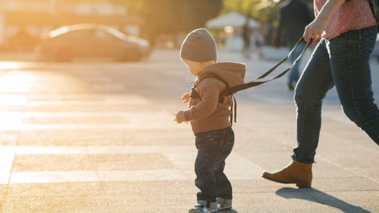 Un père de famille promène ses 5 enfants en laisse, les internautes sont outrés !