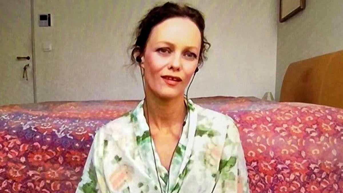 Vanessa Paradis dévoile sa chambre et c’est extrêmement sale ! Le choc