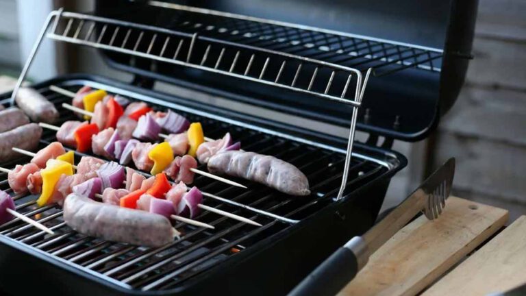 ces 10 astuces pour nettoyer son barbecue et le remettre comme neuf