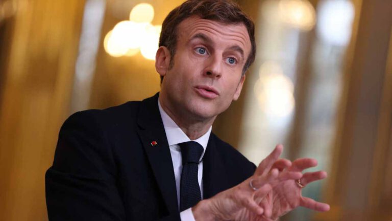 le president emmanuel macron au plus mal il va devoir enfin rendre des comptes aux francais