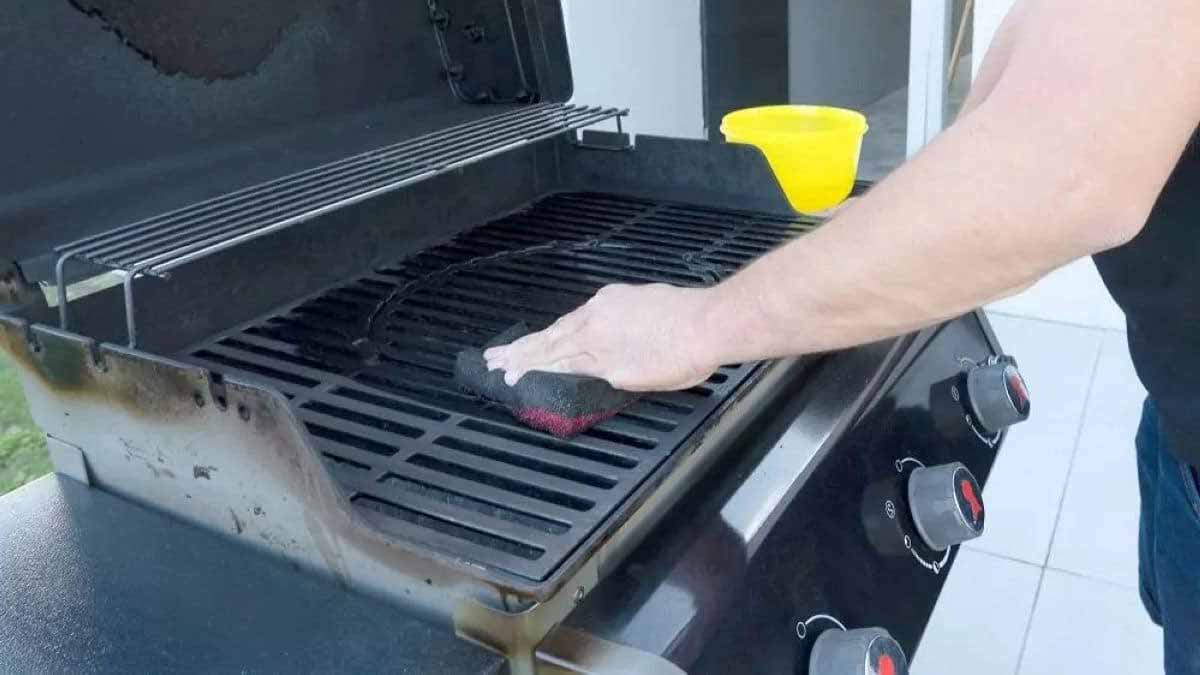 les-meilleures-astuces-pour-nettoyer-efficacement-votre-barbecue-en-attendant-lete-prochain