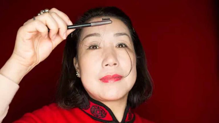 Cette femme âgées de 54 ans a les cils les plus longs du monde, selon le Livre Guinness des records