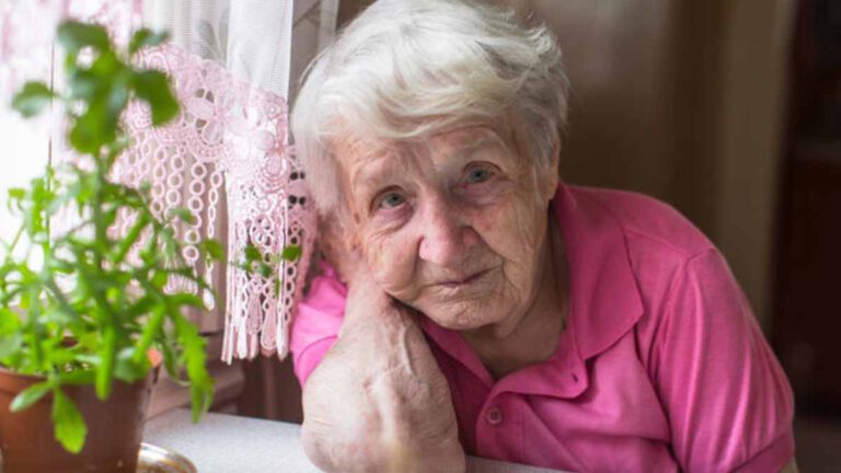 Cette femme de 92 ans n’a JAMAIS appliqué de crème solaire dans le cou, la démarcation est choquante