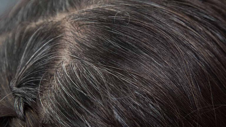 Cheveux blancs Cette astuce ingénieuse pour les faire disparaître de façon naturelle , selon la science