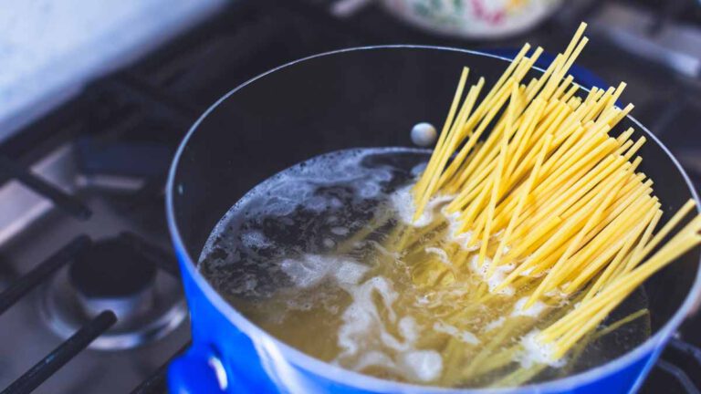 Cuisson des pâtes cette astuce géniale d’un Nobel italien pour baisser sa consommation en énergie