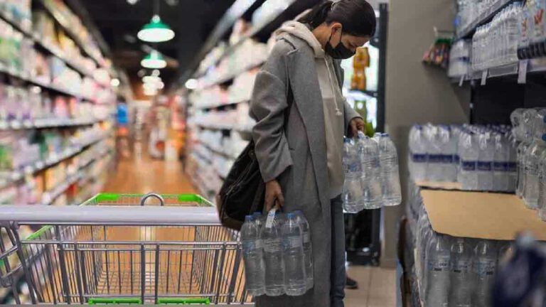 Inflation les rayons d’eaux minérales des supermarchés entièrement vides, decouvrez la raison!