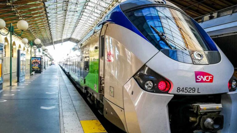 SNCF : comment bénéficier de cette carte gratuite pour voyager à petit prix après 60 ans