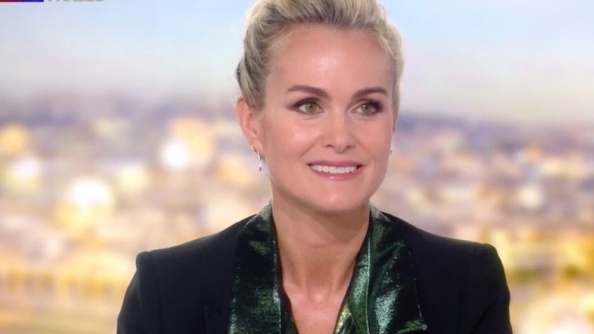 Laeticia Hallyday ce nouveau look n’est pas passé inaperçu à l’exposition sur Johnny à Bruxelles