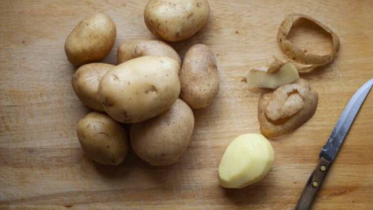 Les raison qu’il ne faut jamais mettre d’épluchures de pommes de terre dans le compost