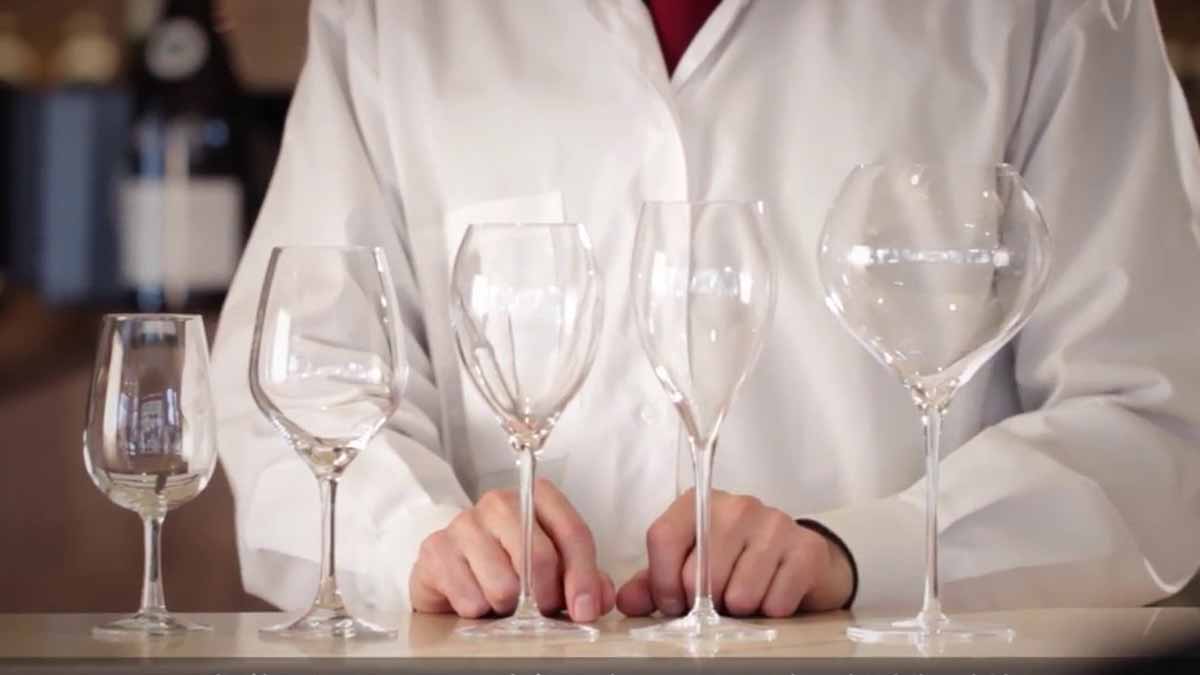 Les verres doivent-ils être rangés à l’endroit ou à l’envers ? La réponse d’un expert