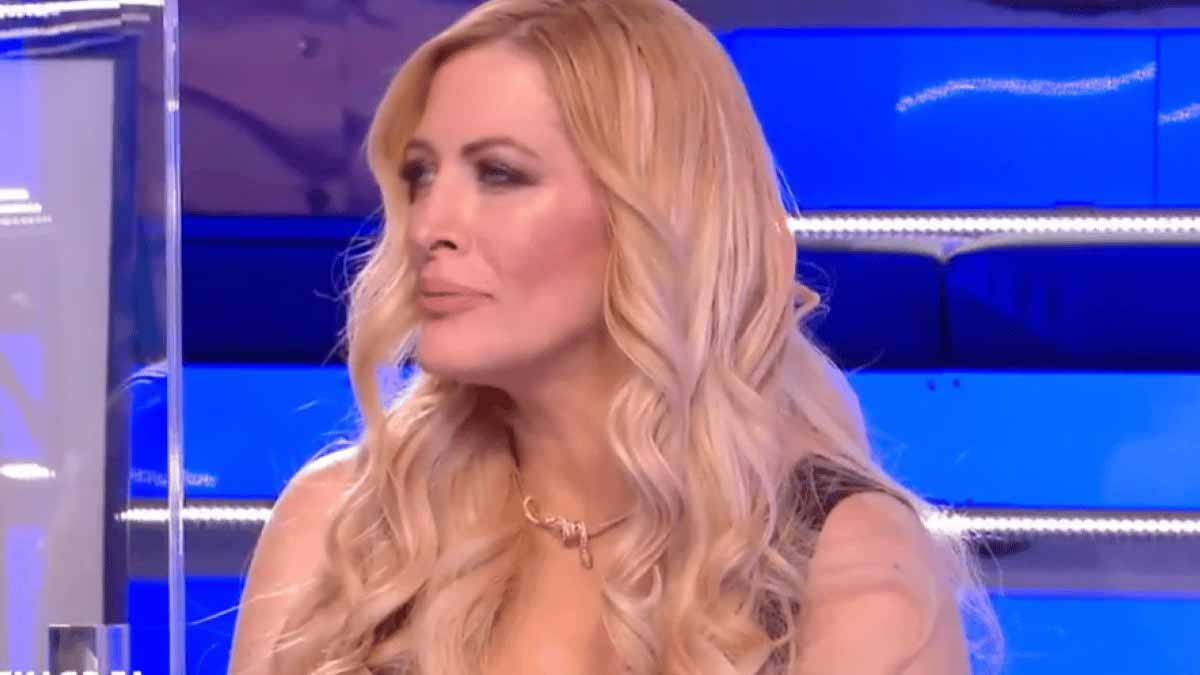 Loana réagit cash aux propos de Benoît Dubois (TPMP) et fait des révélations choquantes !