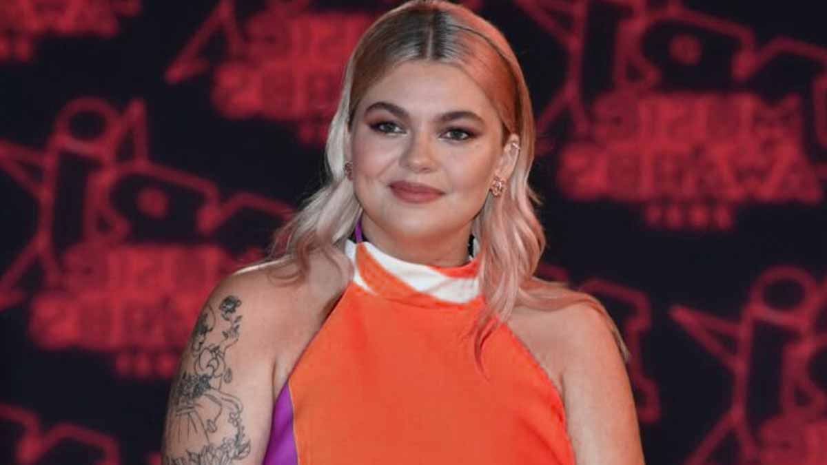 Louane : la chanteuse dévoile ses nombreux tatouages et surprend les internautes !