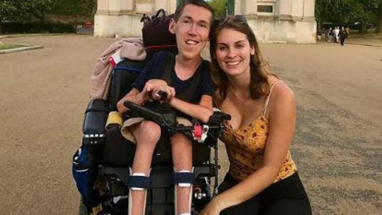 Lourdement handicapé, il est en couple avec une belle femme, la Toile est choquée !