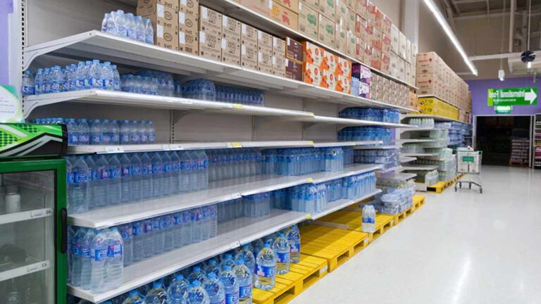 Supermarché : Voici pourquoi l’eau minérale a disparu des rayons