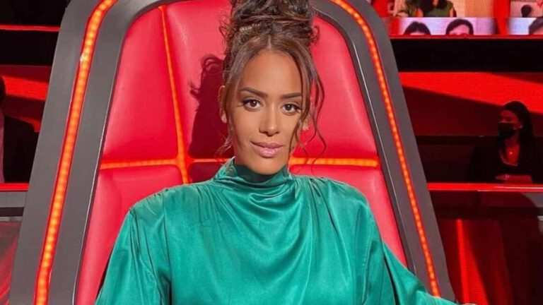 Amel Bent magnifique elle dévoile sa silhouette sous une robe tout en transparence