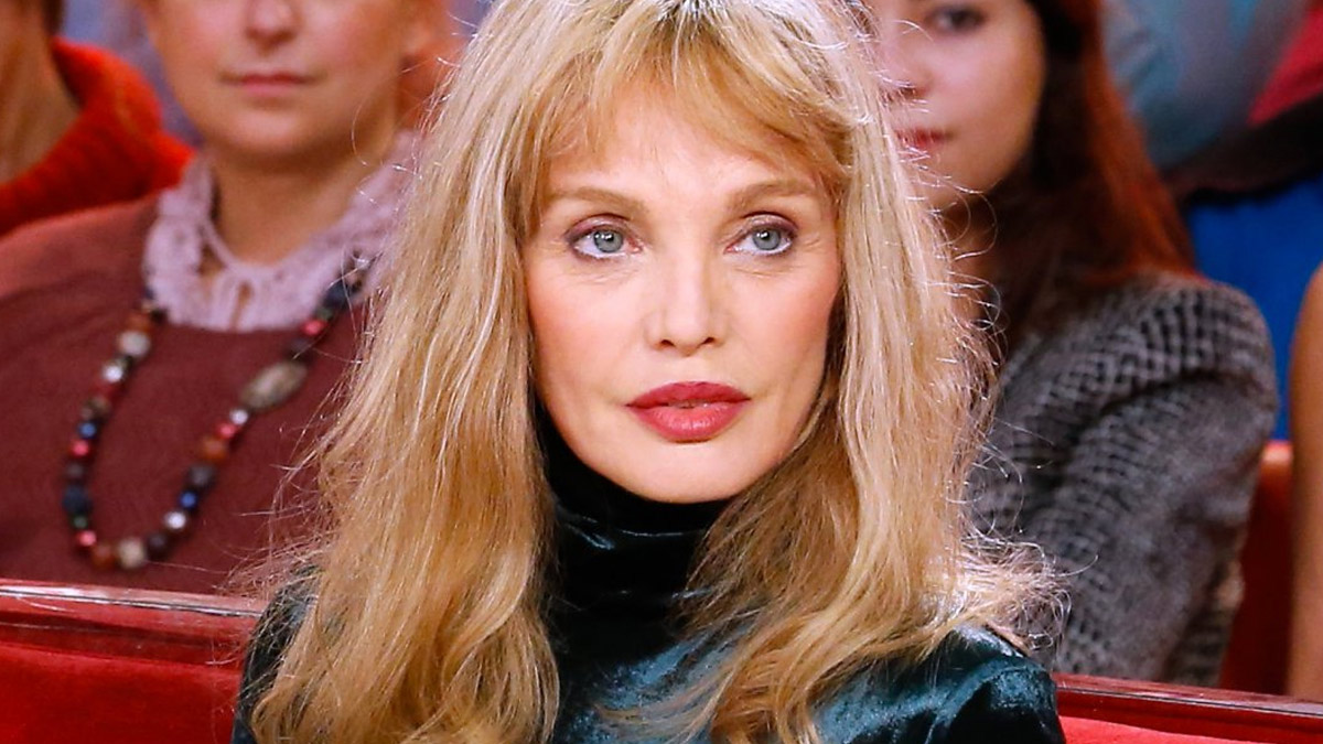 Arielle Dombasle, cette habitude (très) luxueuse qu'elle exige de ses employés de maison au quotidien