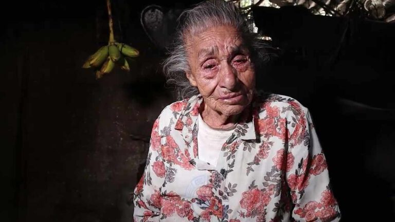 Cette mère de 97 ans abandonnée par ses 16 enfants fond en larmes « Ils m’ont tous oubliée »