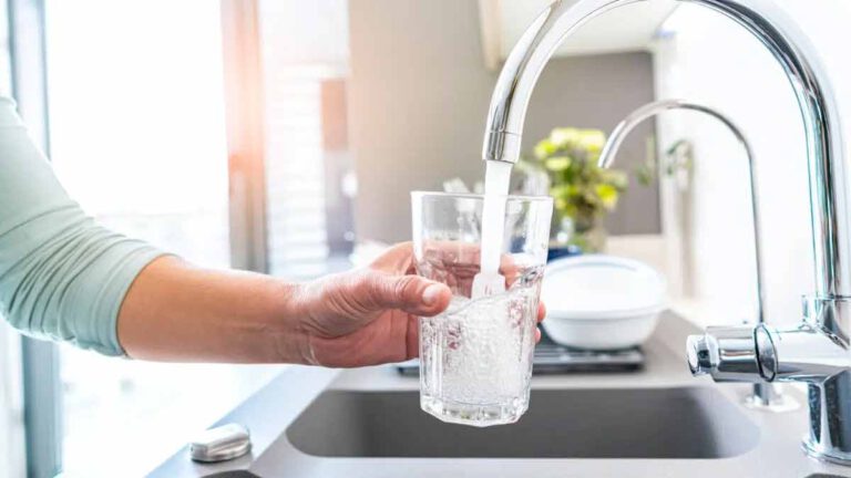 Eau du robinet, en bouteille ou filtrée l’UFC-Que Choisir révèle la meilleure eau !