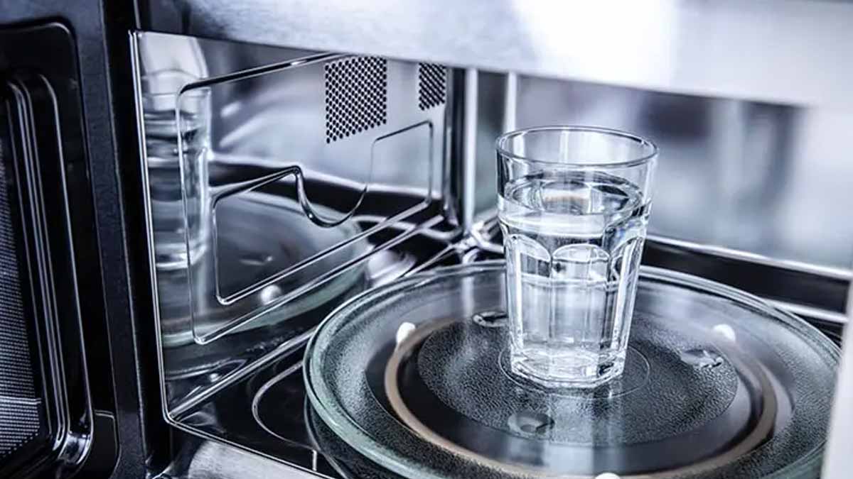 Est-ce plus économique de chauffer l’eau au micro-ondes ou avec une bouilloire éléctrique