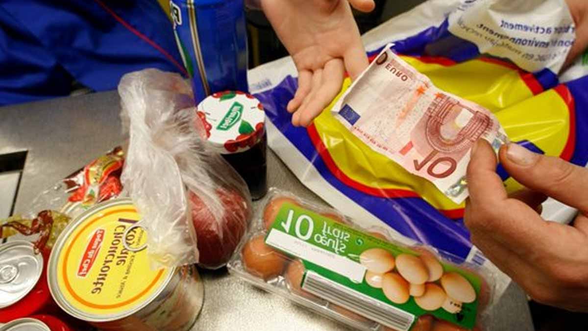 « Les gens n’en reviennent pas » : dans les supermarchés, les caissières aux premières loges face à l’inflation