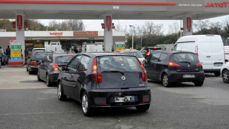 Pénurie d’essence un père de famille poignardé dans une station-service…