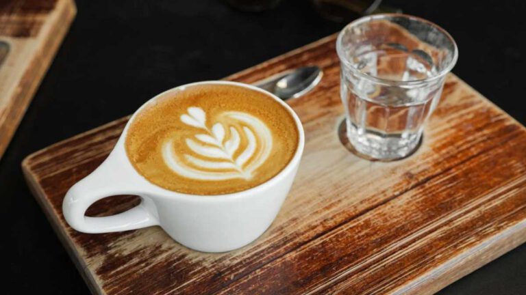 Pourquoi vous sert-on la plupart du temps un verre d’eau avec le café